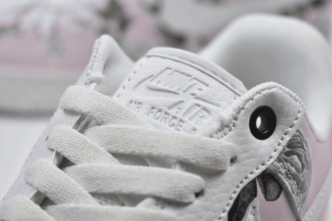 Nike Air Force 1 07 SE PRM粉白沟花卉 耐克纯原空军一号专为少女定制款 货号：AO1017-102