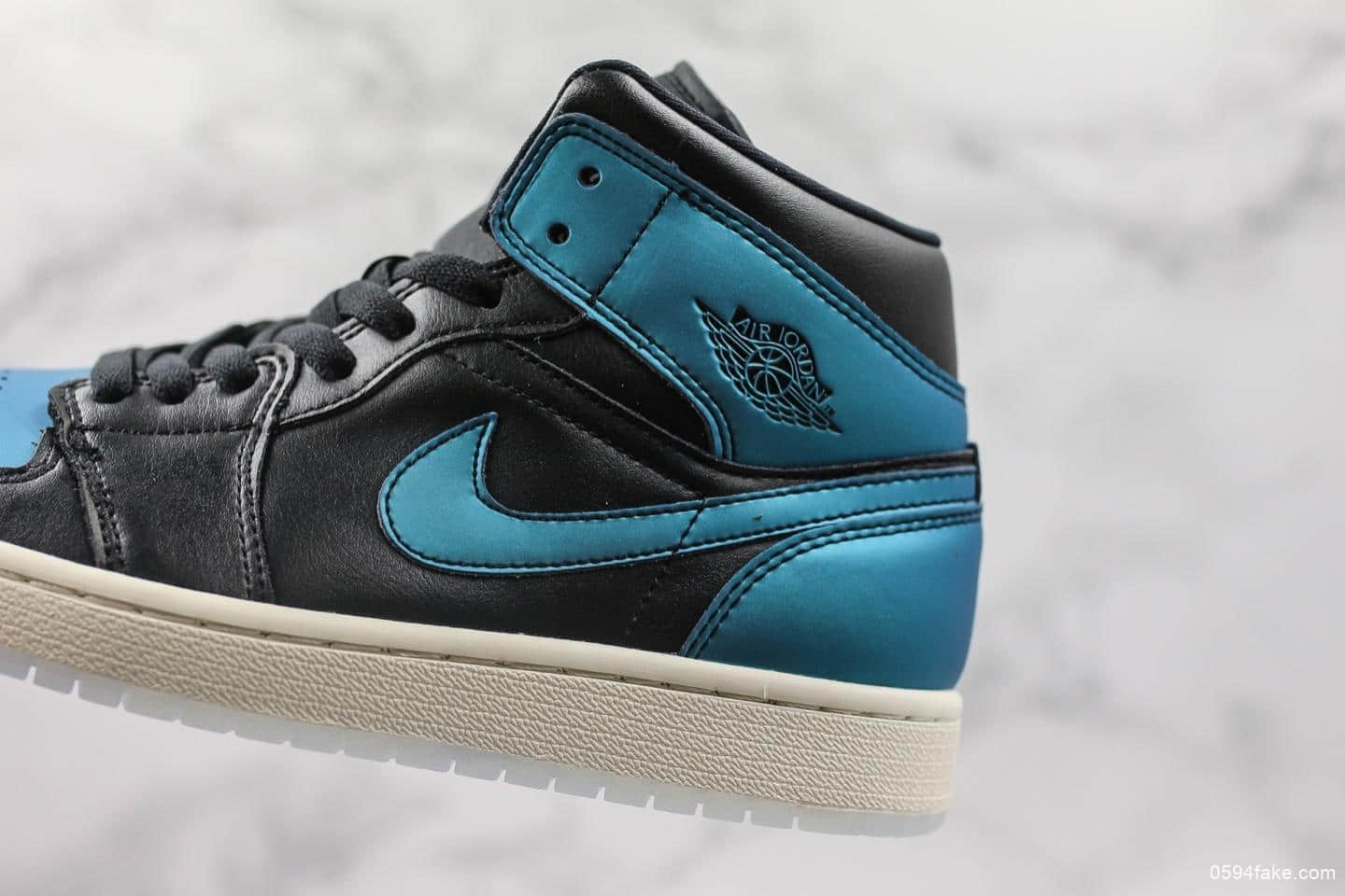 耐克NIke AIR JORDAN 1 AJ1 MID乔1公司级版本变色龙黑绿松石女子中帮篮球鞋原装原底原气垫 货号：BQ6472-009