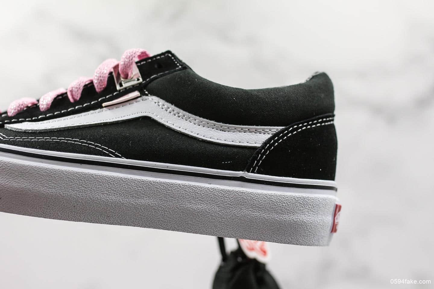 万斯Alyx x Vans Vault OG Sk8-Hi LX美式经典安纳海姆系列低帮硫化休闲运动板鞋AS黑白粉 货号:VN0A3AUUO0X