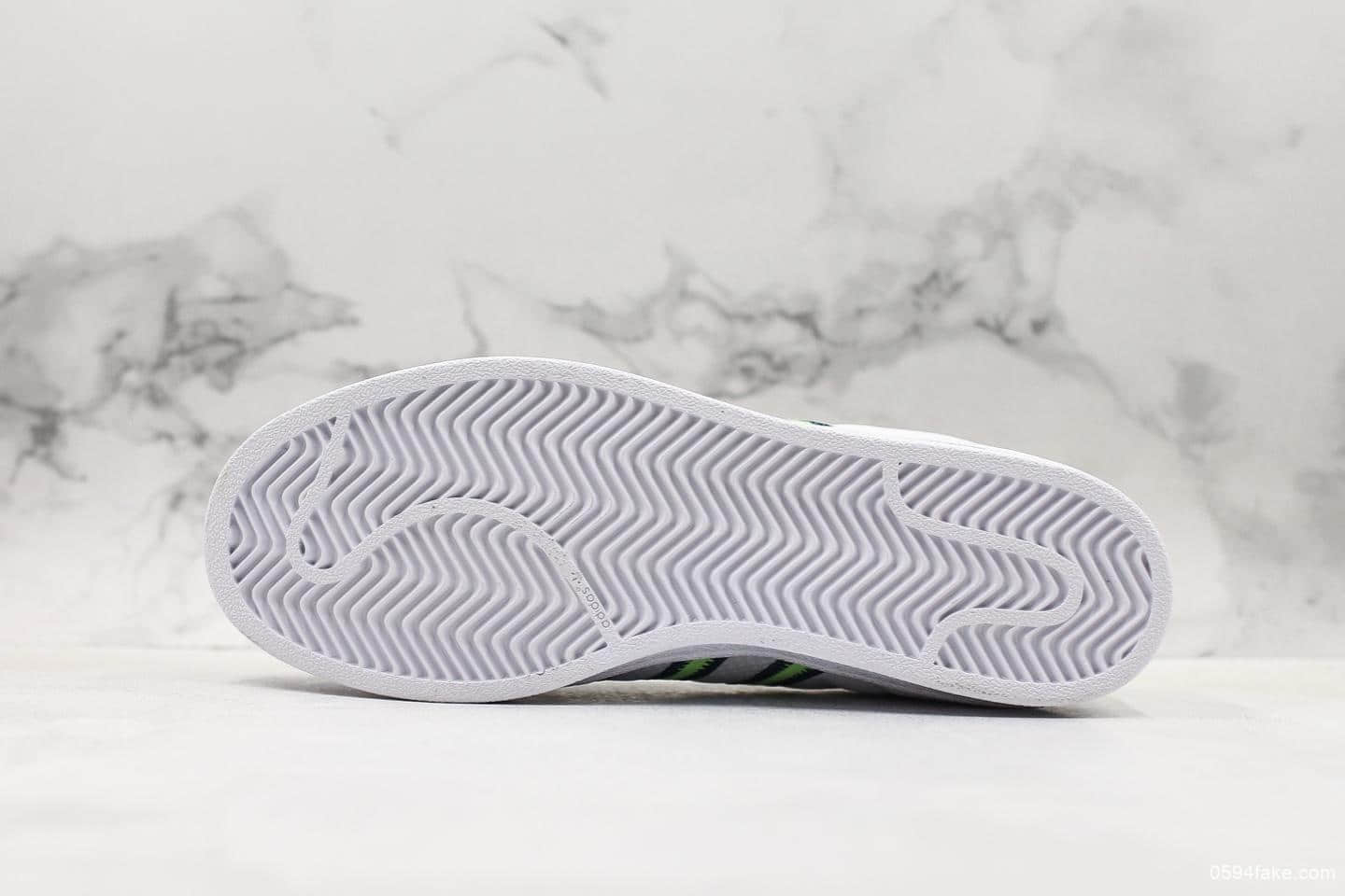 阿迪达斯Adidas Superstar W公司级三叶草夜光三杆贝壳头透气休闲板鞋 货号：CG6262