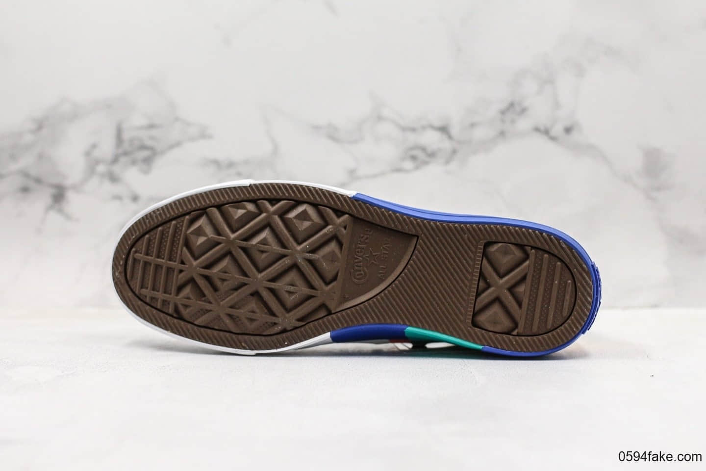 匡威Chuck Taylor全新的设计理念以聚酯牛仔布替换了传统的帆布并添加了彩色胶带涂鸦设计