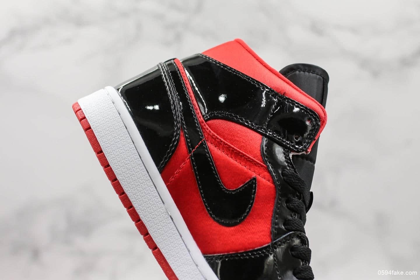 乔丹Air Jordan 1 Mid WMNS公司级版本黑红漆皮搭配红色丝绸布料全新配色 货号：BQ6472-600