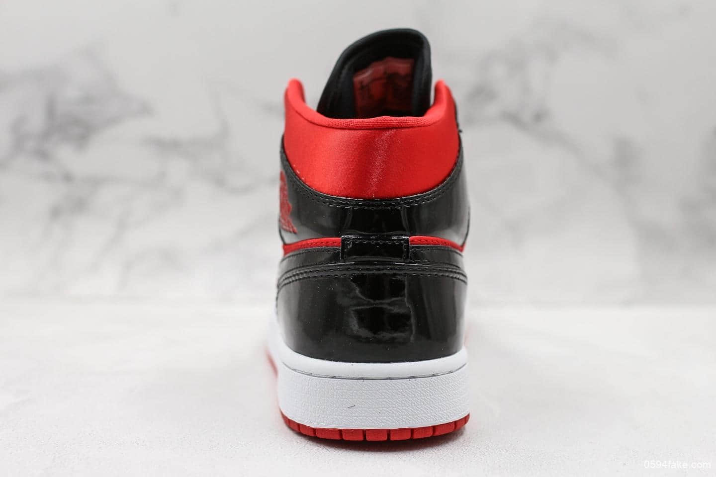 乔丹Air Jordan 1 Mid WMNS公司级版本黑红漆皮搭配红色丝绸布料全新配色 货号：BQ6472-600