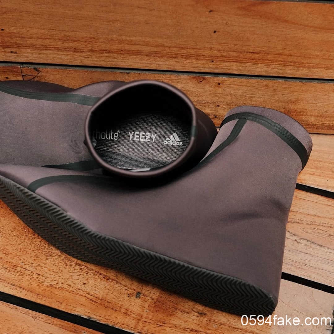 Yeezy Scuba“忍者鞋”最新实物图曝光!鞋底薄得像纸!