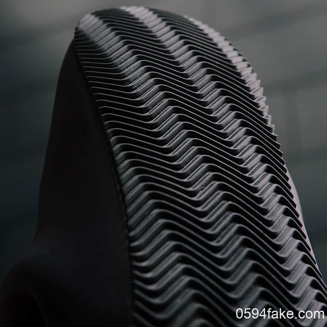Yeezy Scuba“忍者鞋”最新实物图曝光!鞋底薄得像纸!