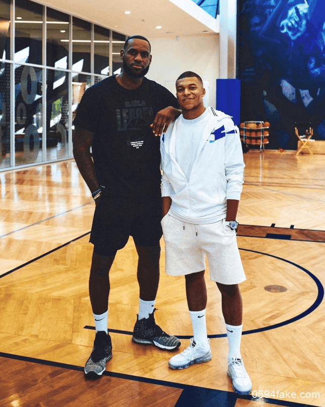 詹姆斯上脚LeBron 17！so cooool！10月3日发售！敬请期待