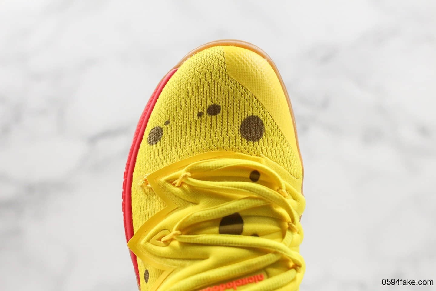 耐克Nike Kyrie 5 PE x Spongebob纯原版本欧文5代联名海绵宝宝派大星鸳鸯配色室内外实战休闲运动篮球鞋 货号：CJ6951-700