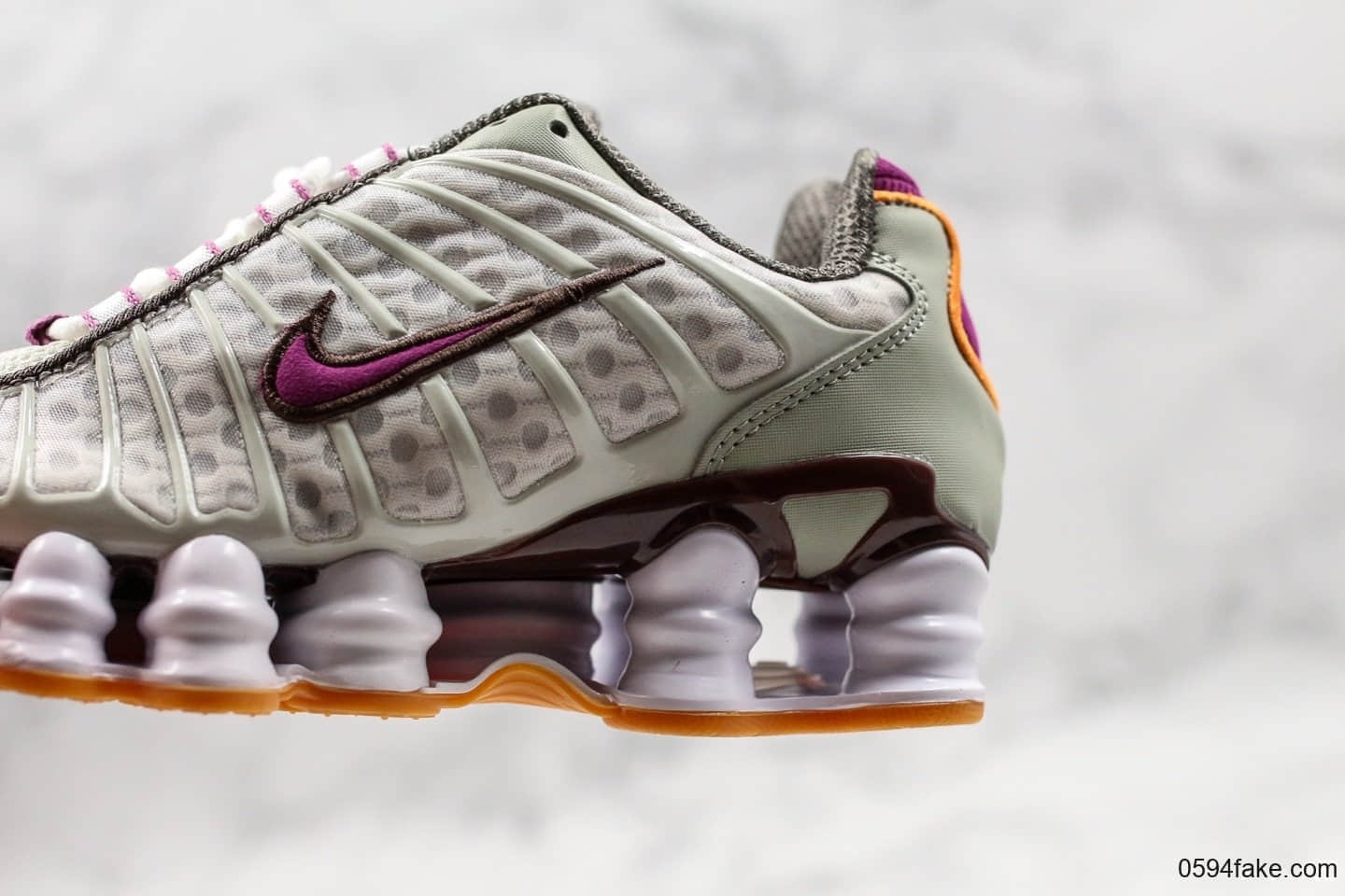 耐克Nike Shox TL气柱弹簧鞋休闲跑鞋灰粉色公司级带半码独立开发气柱鞋膜提供出色缓震性能 货号:CI7691-100