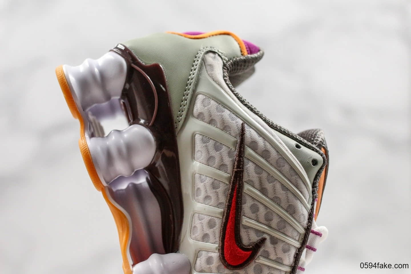 耐克Nike Shox TL气柱弹簧鞋休闲跑鞋灰粉色公司级带半码独立开发气柱鞋膜提供出色缓震性能 货号:CI7691-100