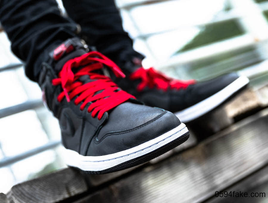 Air Jordan 1“ Black Satin”释出上脚图！看完你“真香”了吗？ 货号：555088-060