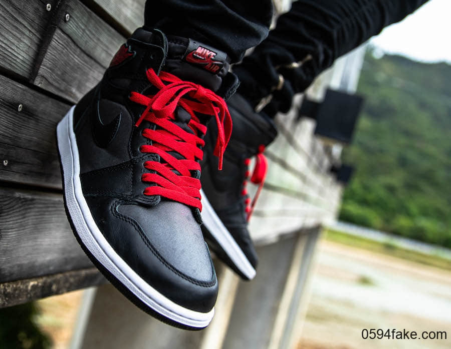 Air Jordan 1“ Black Satin”释出上脚图！看完你“真香”了吗？ 货号：555088-060