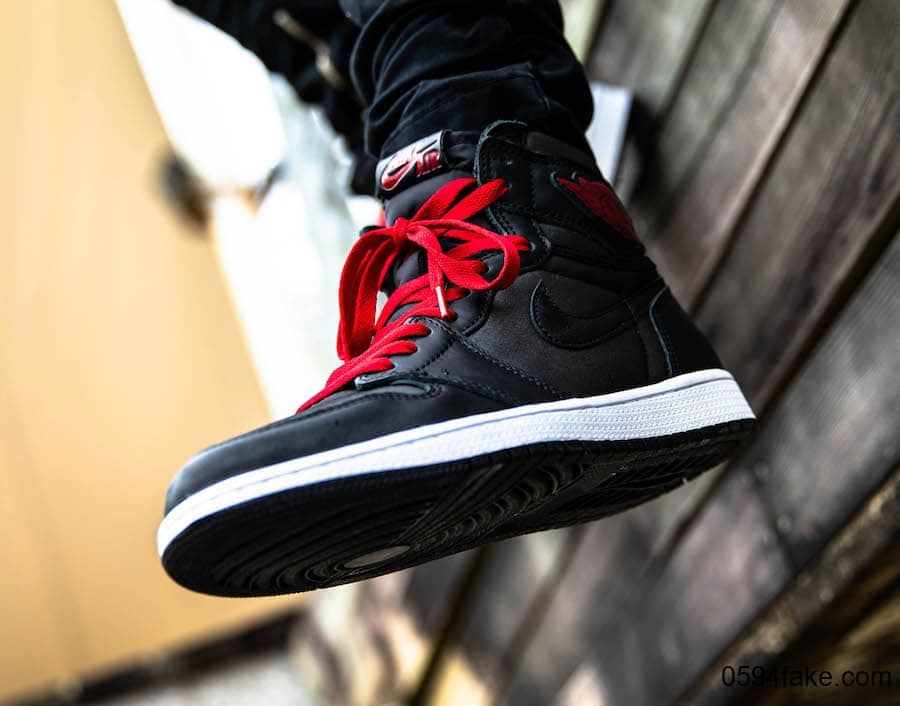 Air Jordan 1“ Black Satin”释出上脚图！看完你“真香”了吗？ 货号：555088-060