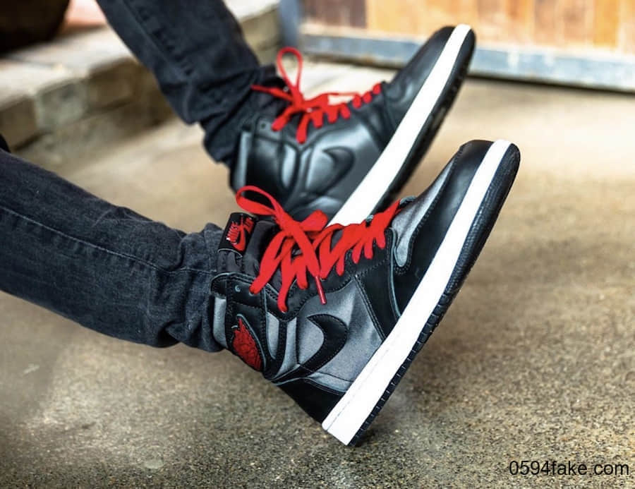 Air Jordan 1“ Black Satin”释出上脚图！看完你“真香”了吗？ 货号：555088-060