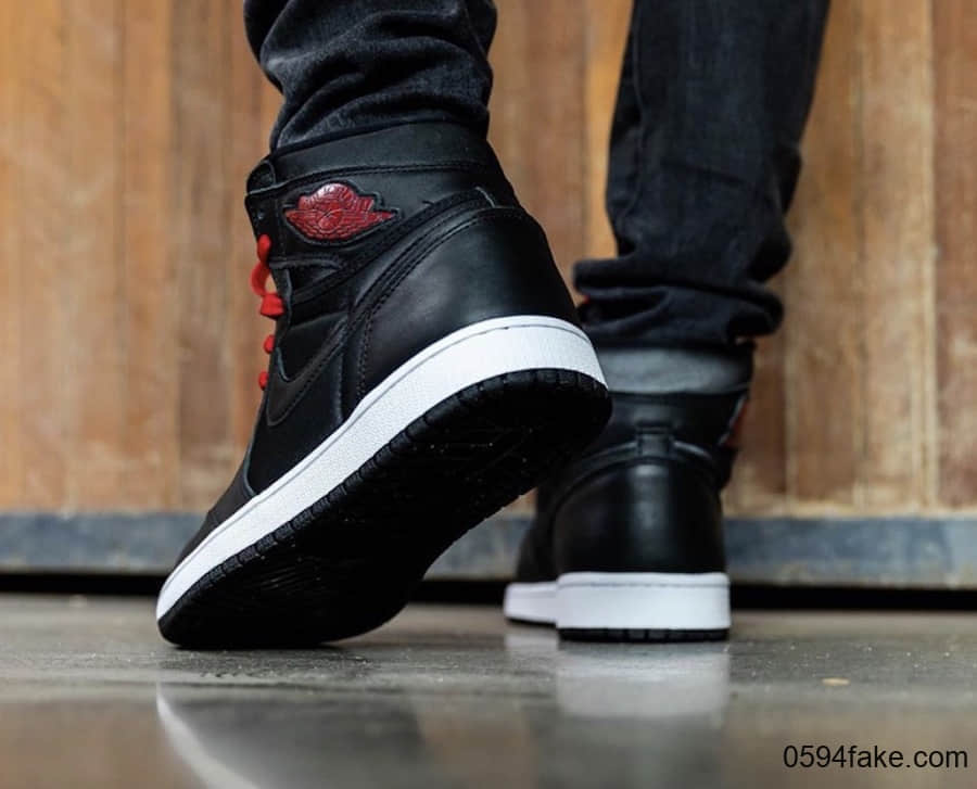 Air Jordan 1“ Black Satin”释出上脚图！看完你“真香”了吗？ 货号：555088-060