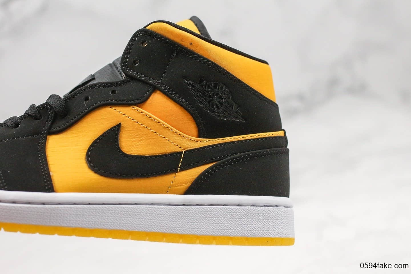 乔丹Air Jordan Mid公司级版本中帮AJ1黑橙丝绸大黄蜂原档案数据开发鞋面采用磨砂材质与丝绸拼接 货号:CD6759-007