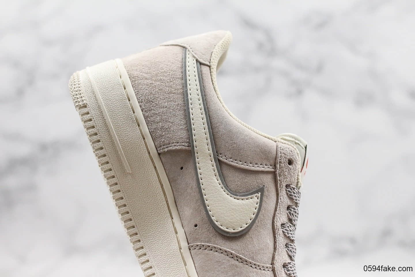 耐克Nike Air Force 1'07 PRM纯原版本低帮空军一号奶茶灰色内置Sole气垫原装头层麂皮鞋面 货号：AQ8741-101
