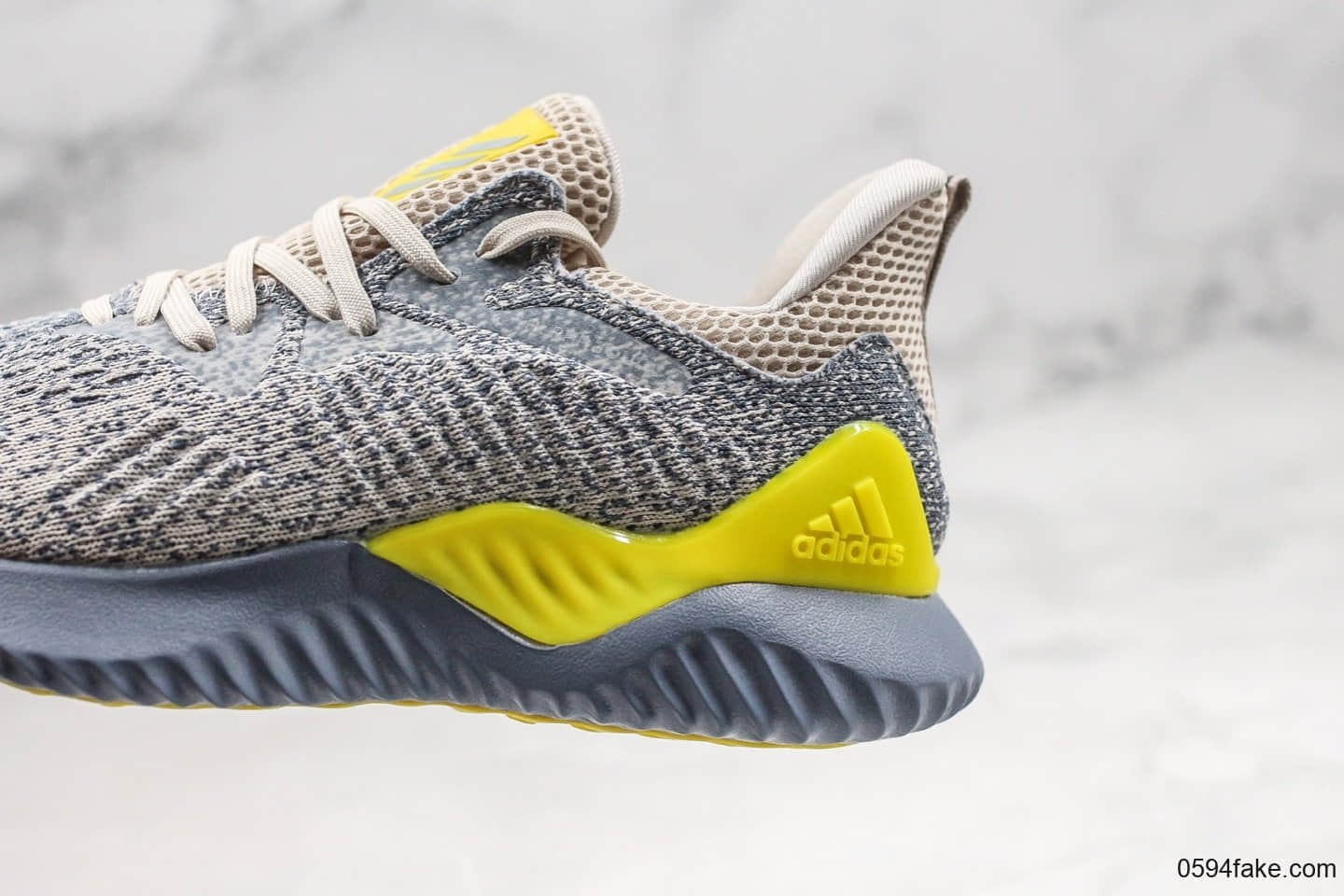 阿迪达斯adidas AlphaBOUNCE M纯原版本阿尔法慢跑鞋灰黄配色鞋面采用防水面料原盒原标 货号：AQ0576