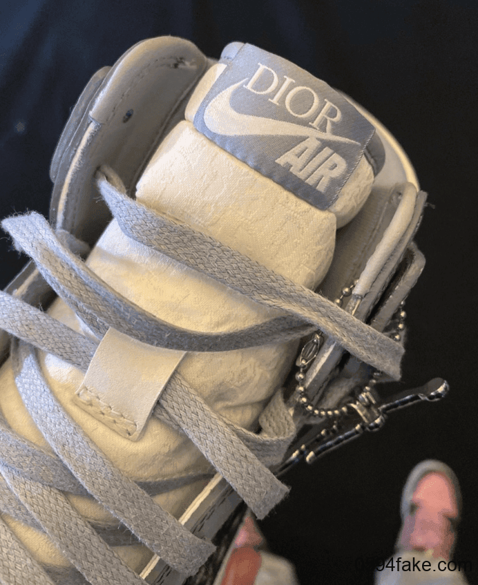 超限量重磅联名来袭！Dior x Air Jordan 1实物图首度曝光！
