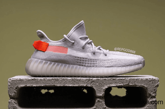 酷似初代灰橙!Yeezy 350 V2“ Tail Light”最新上脚图曝光!2月22日发售! 货号:FX9017