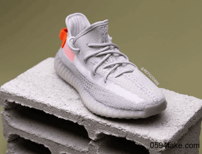 酷似初代灰橙!Yeezy 350 V2“ Tail Light”最新上脚图曝光!2月22日发售! 货号:FX9017