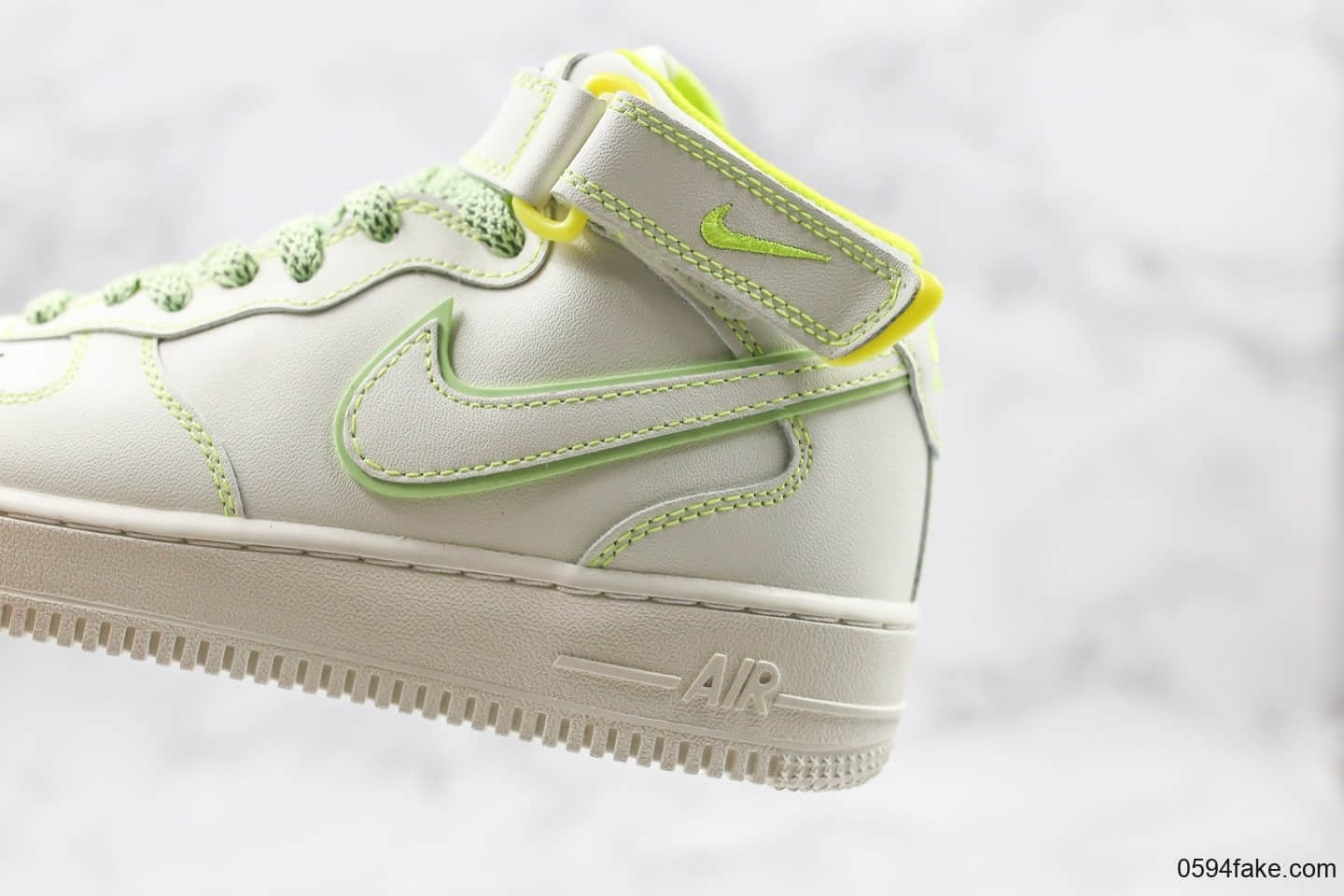 耐克Nike Air Force 1 '07 LV8公司级版本AF1中帮3M反光满天星绿白配色原档案原装灰盒 货号：AA1118-012