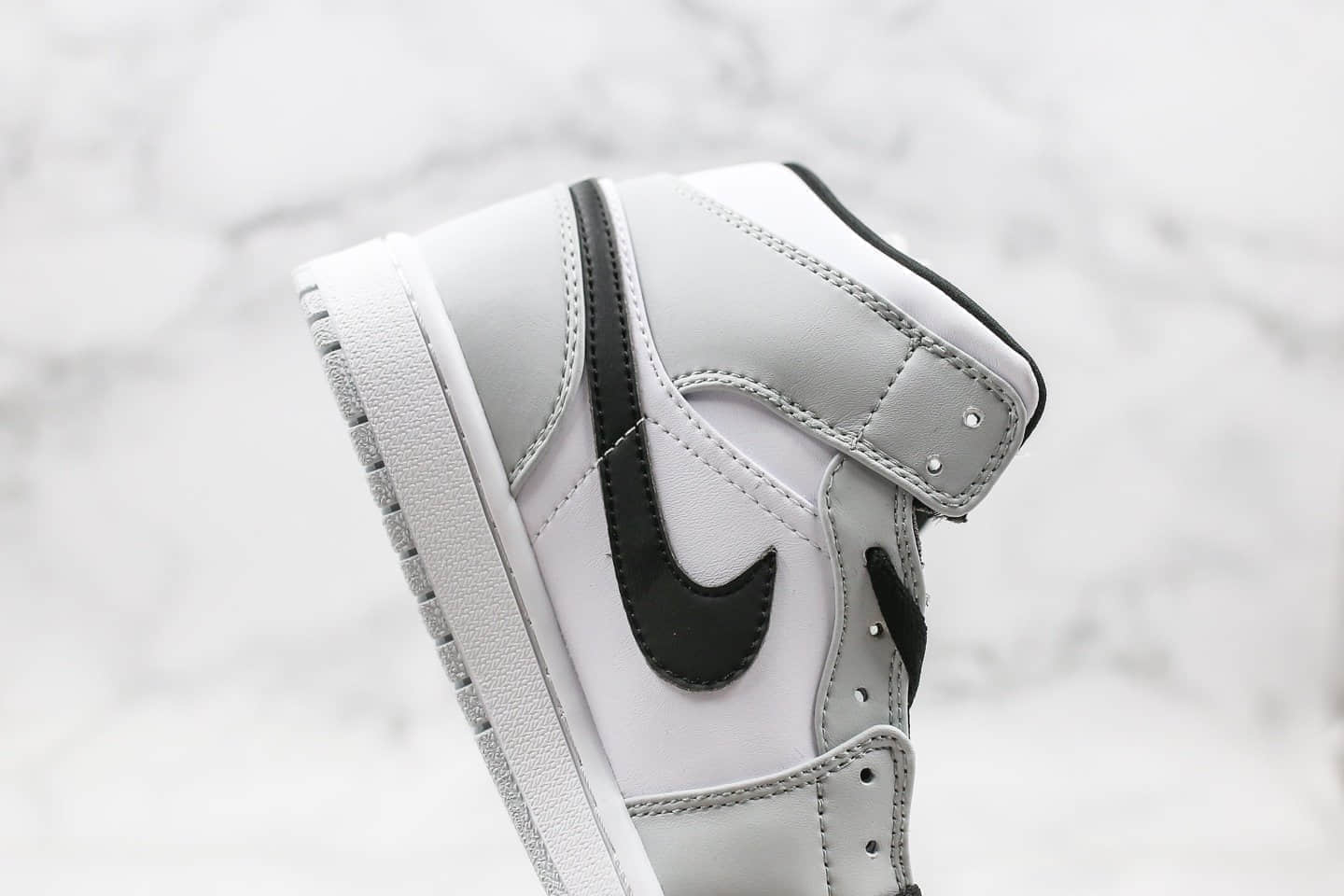 乔丹Air Jordan 1 Mid Light Smoke Grey纯原版本中帮AJ1小小迪奥灰色原档案数据开发正确后跟定型 货号：554724-092