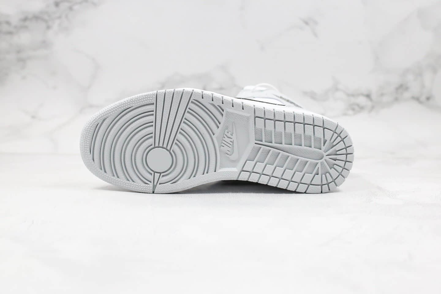 乔丹Air Jordan 1 Mid Light Smoke Grey纯原版本中帮AJ1小小迪奥灰色原档案数据开发正确后跟定型 货号：554724-092