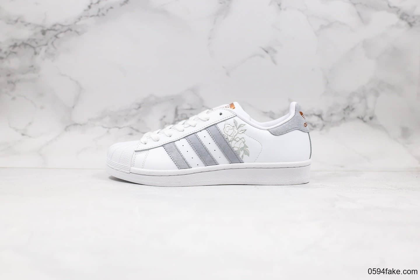 阿迪达斯Adidas SUPERSTAR W纯原版本三叶草贝壳头花卉浅棕灰色正确PU蓝底原档案数据开发 货号：CG6602