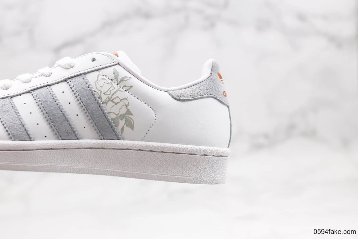 阿迪达斯Adidas SUPERSTAR W纯原版本三叶草贝壳头花卉浅棕灰色正确PU蓝底原档案数据开发 货号：CG6602