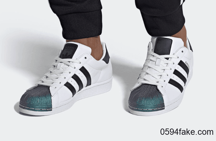 全息贝壳头！这双adidas Superstar超抢眼！ 货号：FW6387