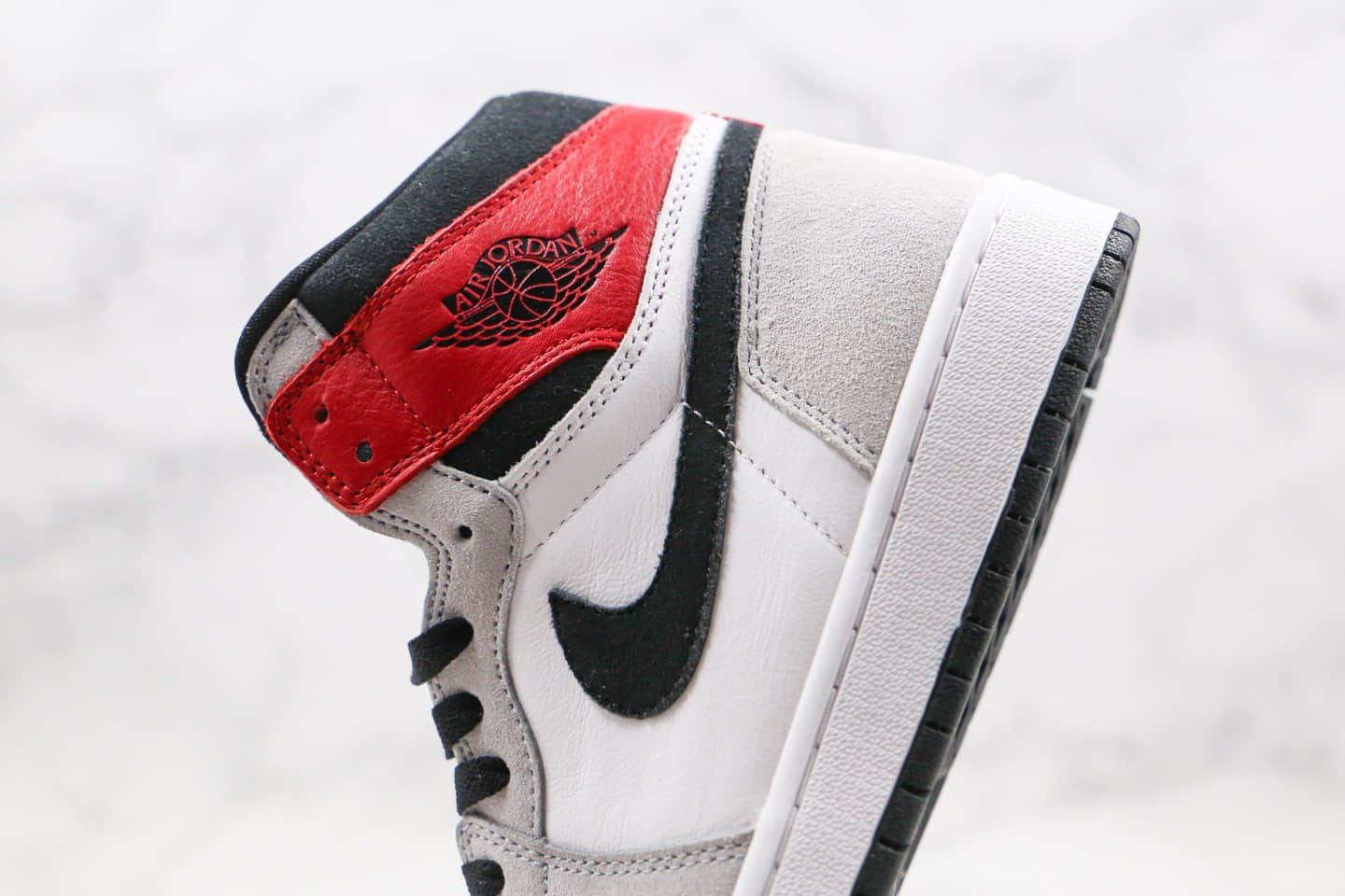 乔丹Air Jordan 1 Light Smoke Grey纯原版本高帮AJ1烟灰色正确后跟定型正确鞋面材质原盒原标 货号：555088-126