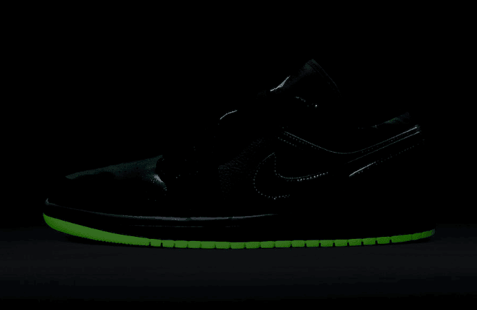 夜光外底+蛇纹皮革+炫彩银河图案!这双低帮AJ1亮点不少! 货号:CW7309-090