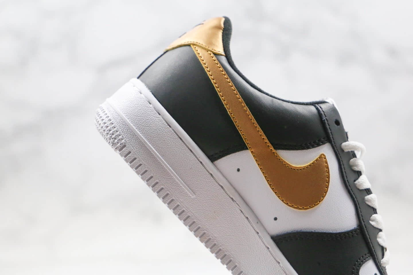 耐克Nike WMNS Air Force 1 '07公司级版本低帮空军一号黑金色内置气垫原盒原标 货号：CZ9189-001