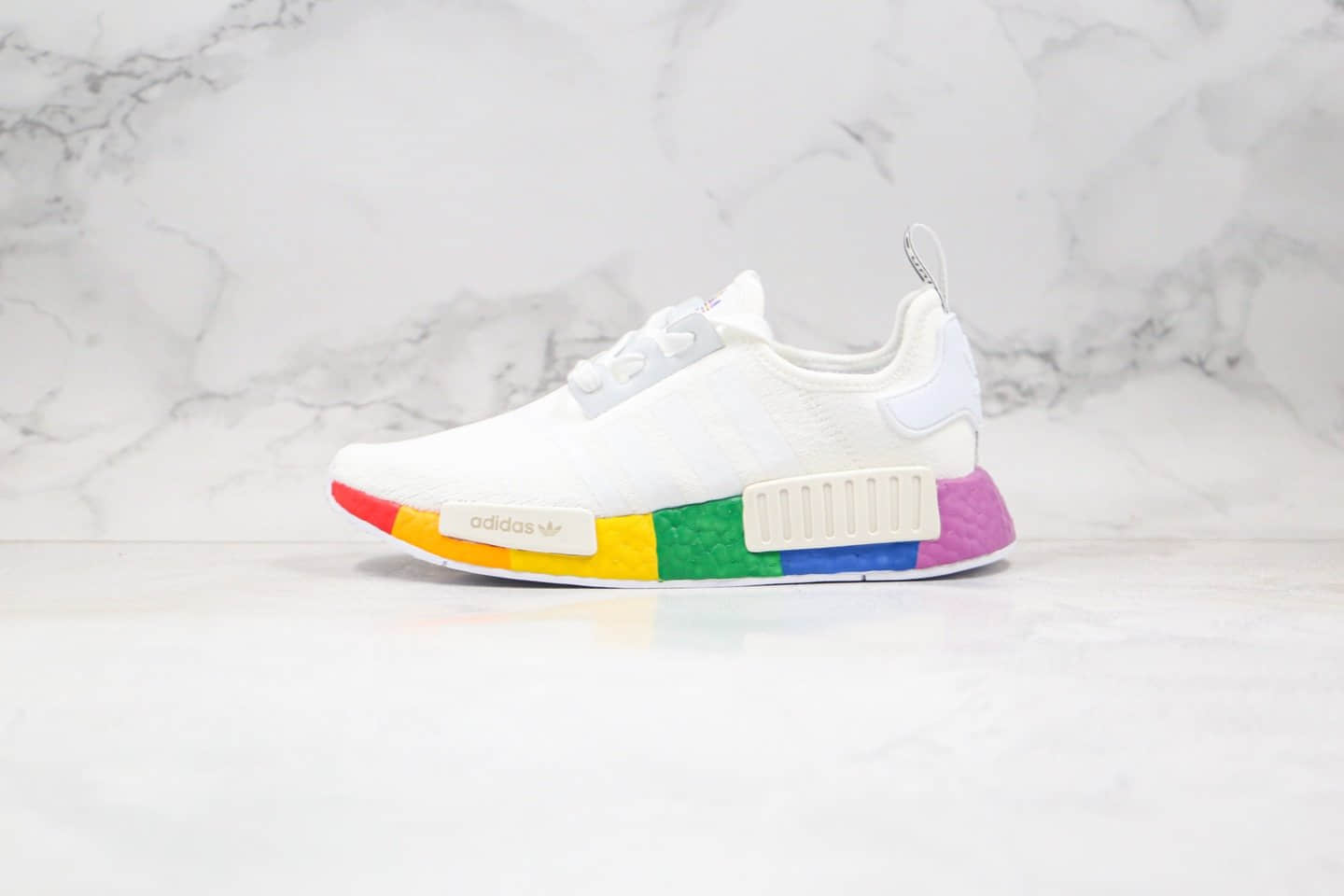 阿迪达斯Adidas Boost NMD R1纯原版本爆米花跑鞋NMD撞色白彩虹配色区别市面通货版本 货号：FY9024
