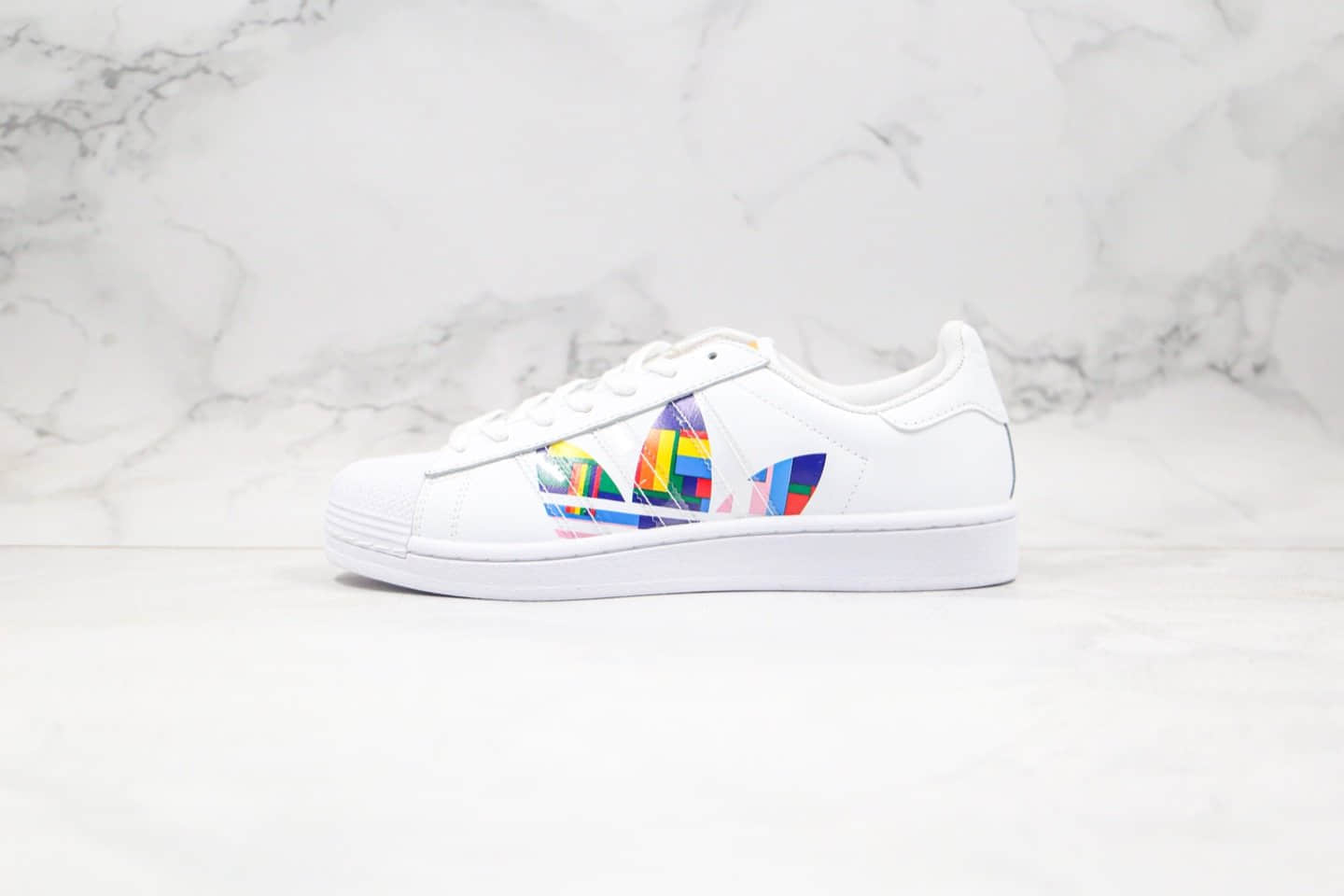 阿迪达斯adidas Originals Superstar纯原版本三叶草贝壳头50周年限定彩色LOGO正确头层皮革鞋面 货号:FU6520