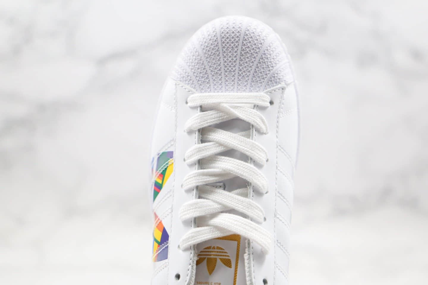 阿迪达斯adidas Originals Superstar纯原版本三叶草贝壳头50周年限定彩色LOGO正确头层皮革鞋面 货号:FU6520