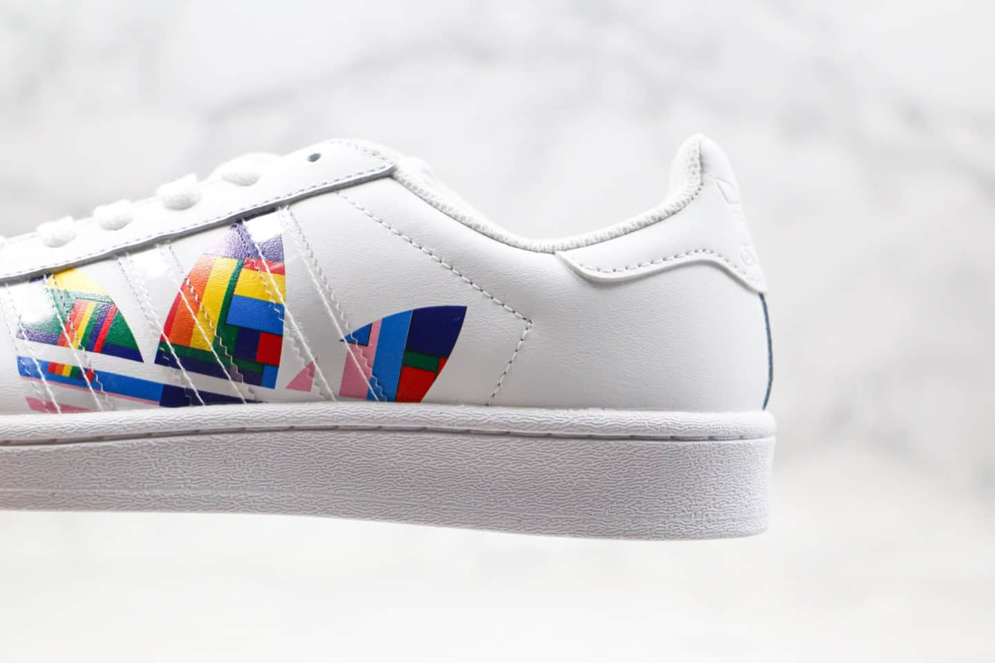 阿迪达斯adidas Originals Superstar纯原版本三叶草贝壳头50周年限定彩色LOGO正确头层皮革鞋面 货号:FU6520