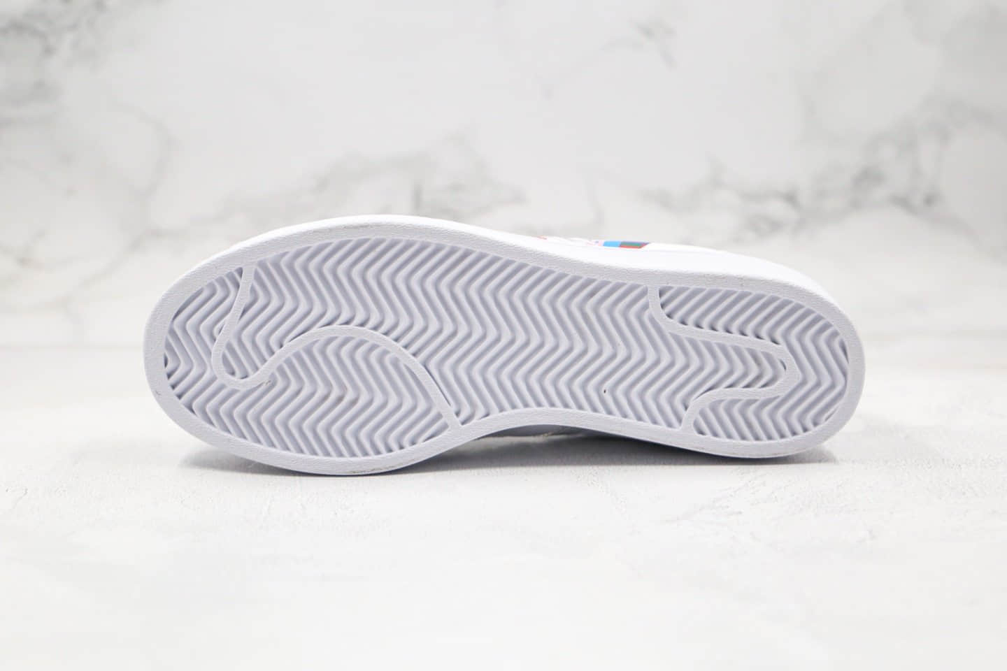 阿迪达斯adidas Originals Superstar纯原版本三叶草贝壳头50周年限定彩色LOGO正确头层皮革鞋面 货号:FU6520