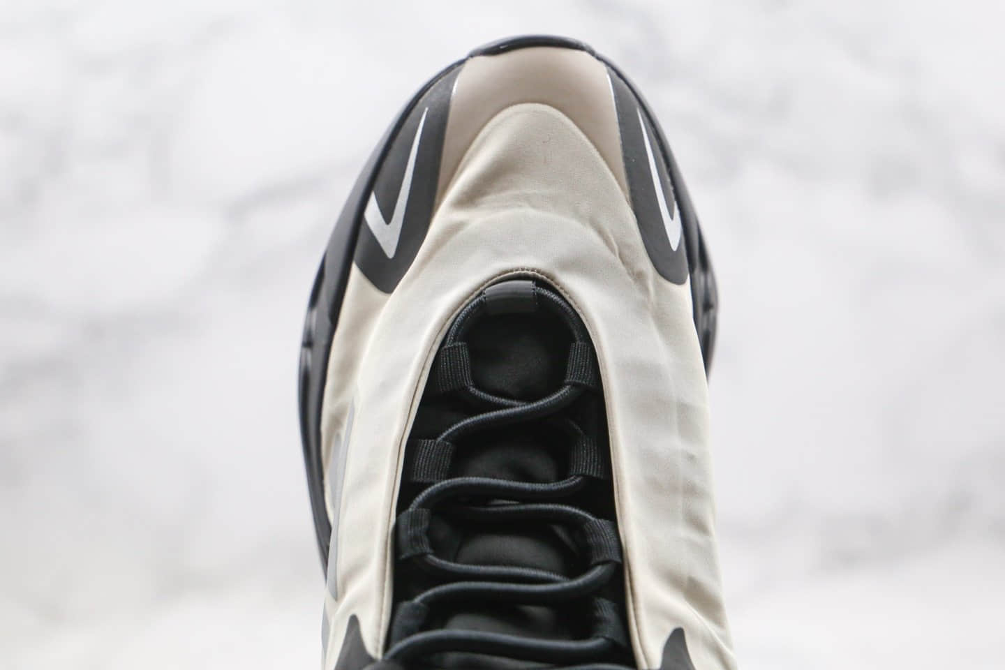 阿迪达斯Adidas Yeezy Boost 700V3纯原版本椰子700三代爆米花跑鞋水泥灰黑色原盒原标 货号：FY3729