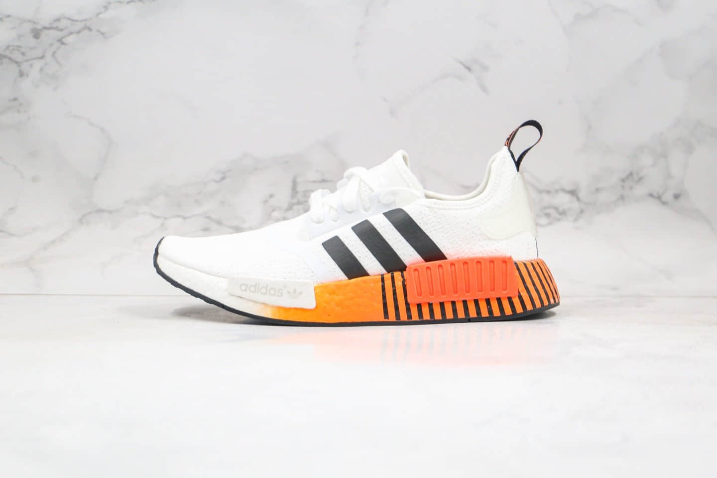 阿迪达斯adidas Originals NMD R1公司级版本三叶草跑鞋白黑橙原装Boost大底 货号：FV3648
