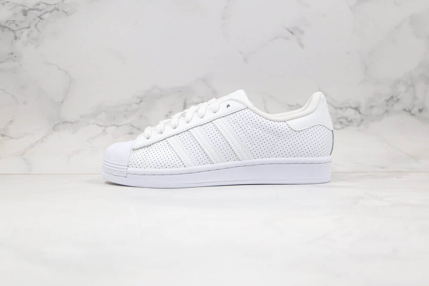 阿迪达斯adidas superstar w纯原版本三叶草贝壳头日本限定冲孔鞋纯白色原盒原标 货号：FV3445