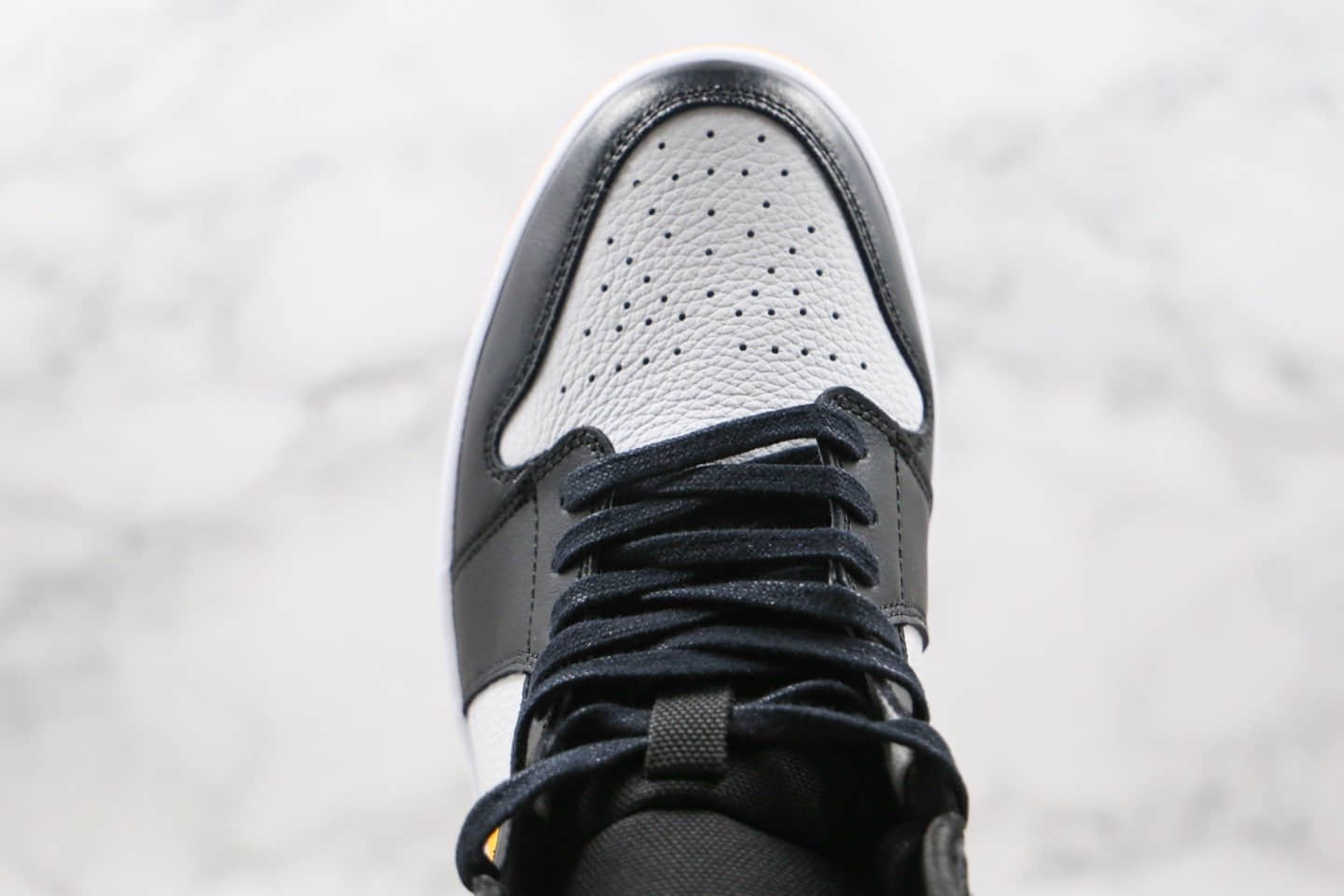 乔丹Air Jordan 1 Mid WMNS“ Laser Orange”纯原版本中帮AJ1黑黄脚趾原鞋开发内置气垫 货号：CV5276-107