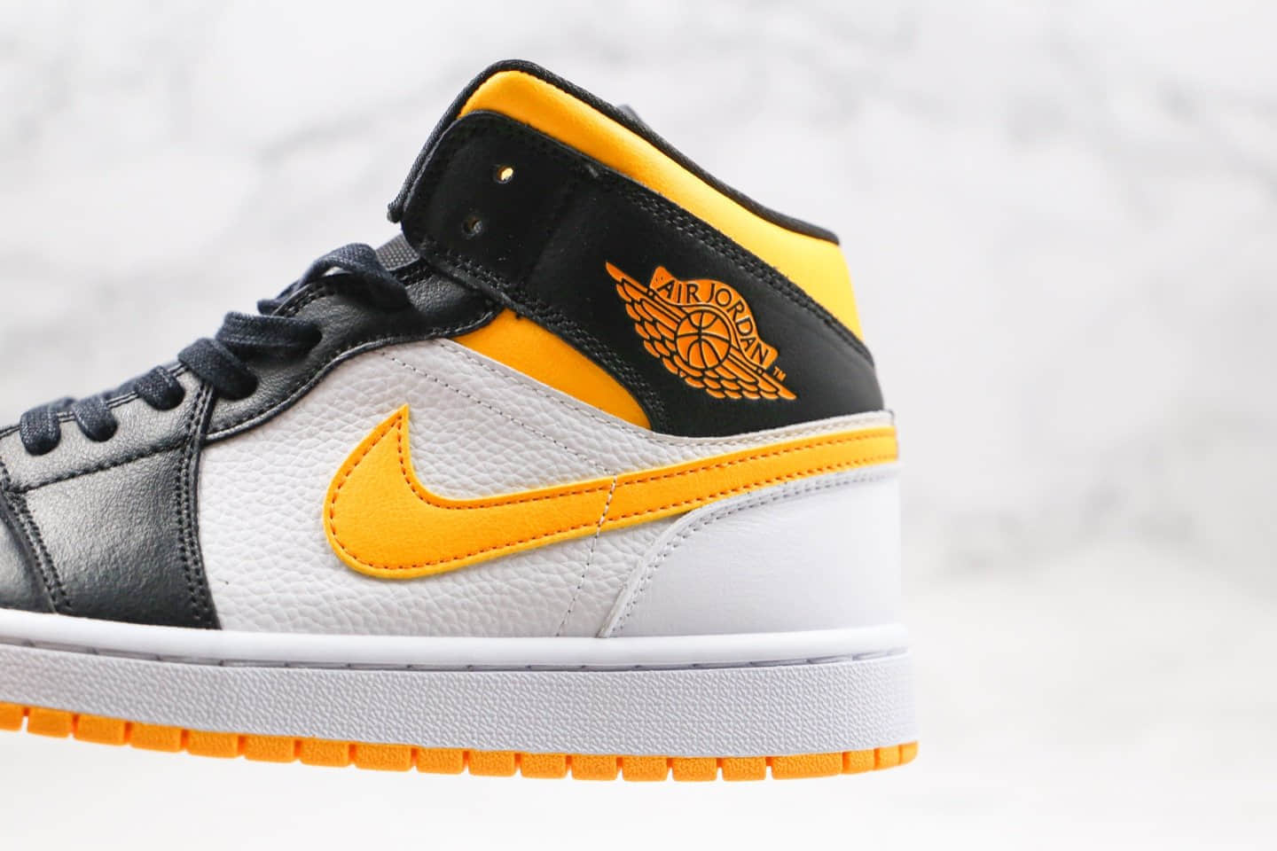 乔丹Air Jordan 1 Mid WMNS“ Laser Orange”纯原版本中帮AJ1黑黄脚趾原鞋开发内置气垫 货号：CV5276-107