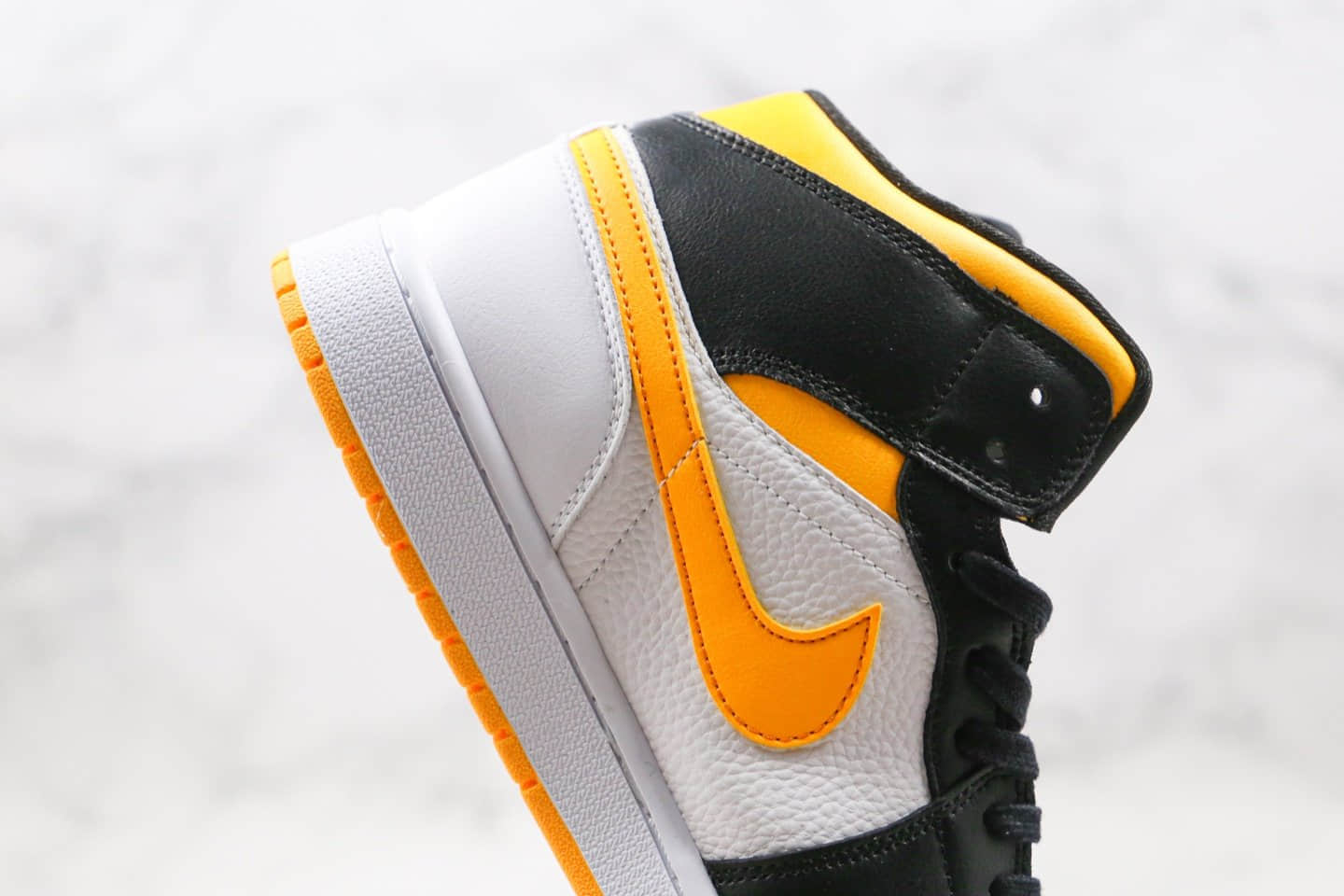 乔丹Air Jordan 1 Mid WMNS“ Laser Orange”纯原版本中帮AJ1黑黄脚趾原鞋开发内置气垫 货号：CV5276-107