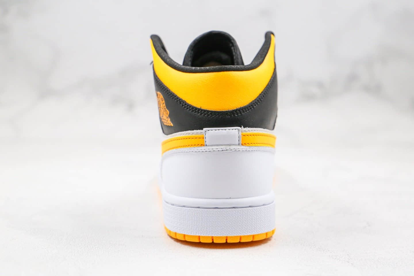 乔丹Air Jordan 1 Mid WMNS“ Laser Orange”纯原版本中帮AJ1黑黄脚趾原鞋开发内置气垫 货号：CV5276-107