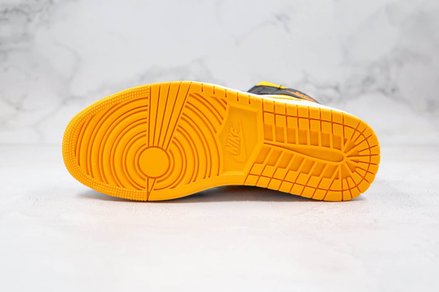 乔丹Air Jordan 1 Mid WMNS“ Laser Orange”纯原版本中帮AJ1黑黄脚趾原鞋开发内置气垫 货号：CV5276-107