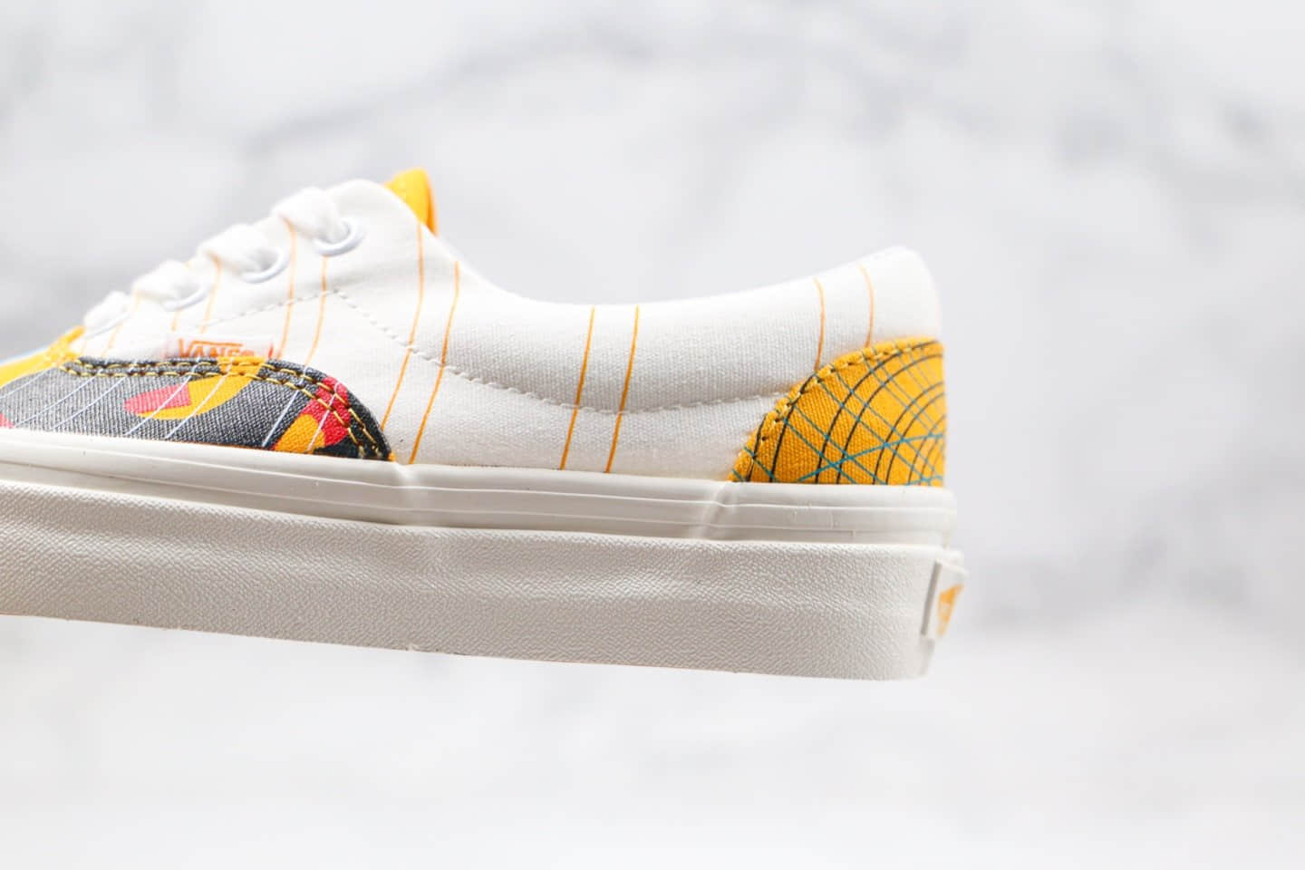 万斯Vans Authentic公司级版本安纳海姆彩色印花刺绣涂鸦炫彩米黄色低帮帆布鞋原厂硫化大底 货号:VNOA2RR1VY9