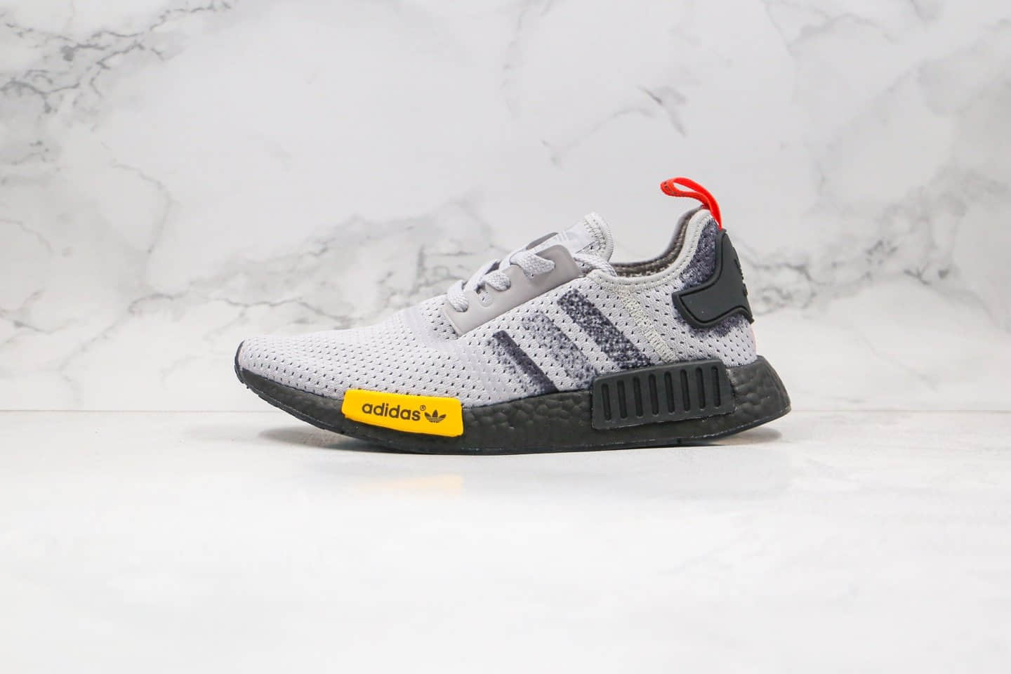 阿迪达斯Adidas NMD R1 Primeknit Triple Black纯原版本爆米花NMD跑鞋灰黑色原楦头纸板打造 货号：FV3986