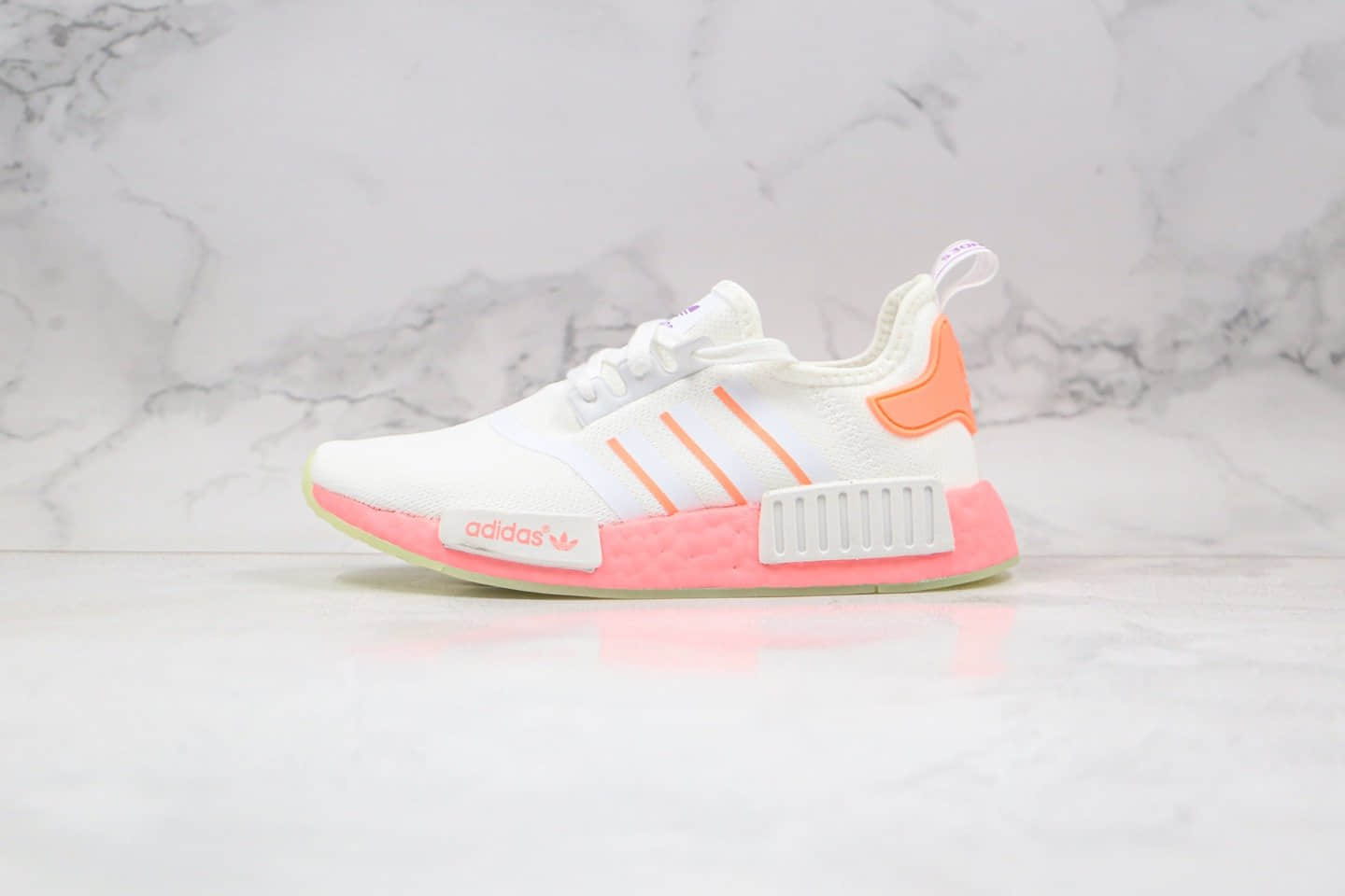 阿迪达斯adidas originals NMD_R1纯原版本三叶草爆米花女子跑鞋白粉橙原档案数据开发 货号：FY9388