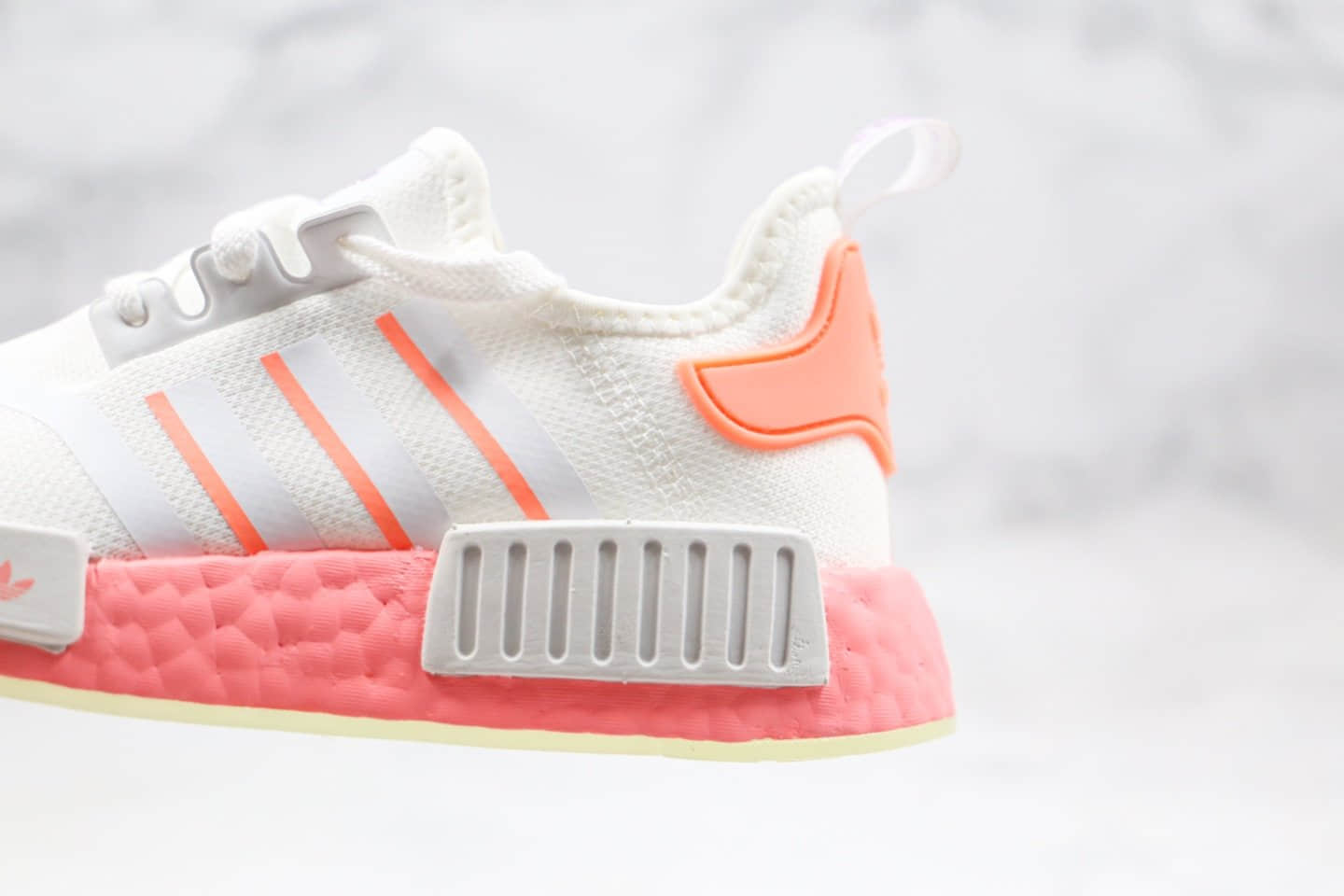 阿迪达斯adidas originals NMD_R1纯原版本三叶草爆米花女子跑鞋白粉橙原档案数据开发 货号：FY9388